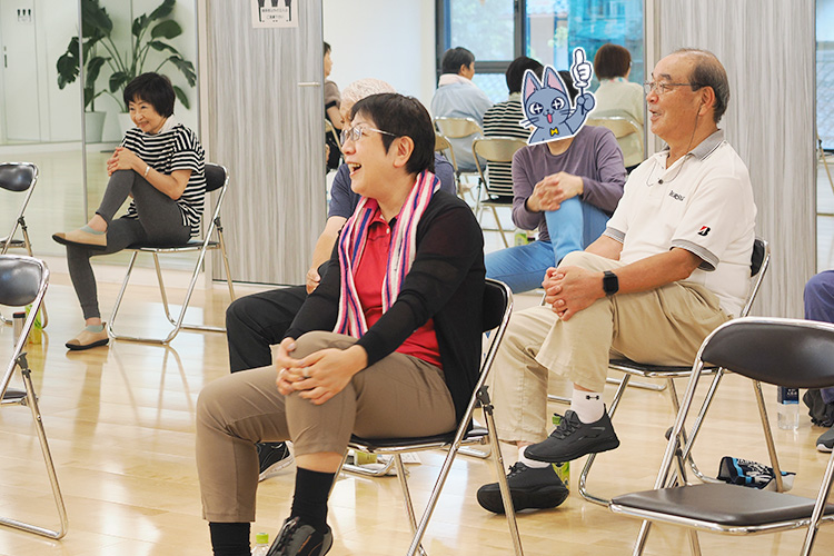 椅子に座りながら、誰でもできる運動です。