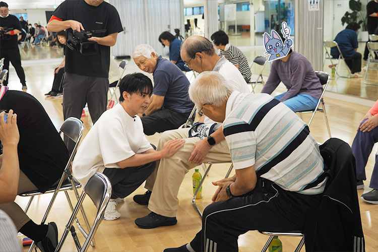 一人一人丁寧にコツを教えて回ってくれる久野先生。
