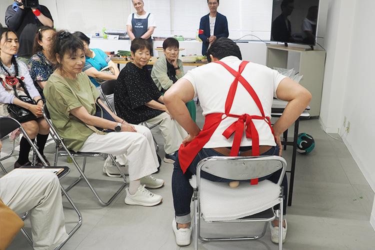 5層構造のクッションの中材の上に生卵を置いて、座ります！　本当に割れない！
