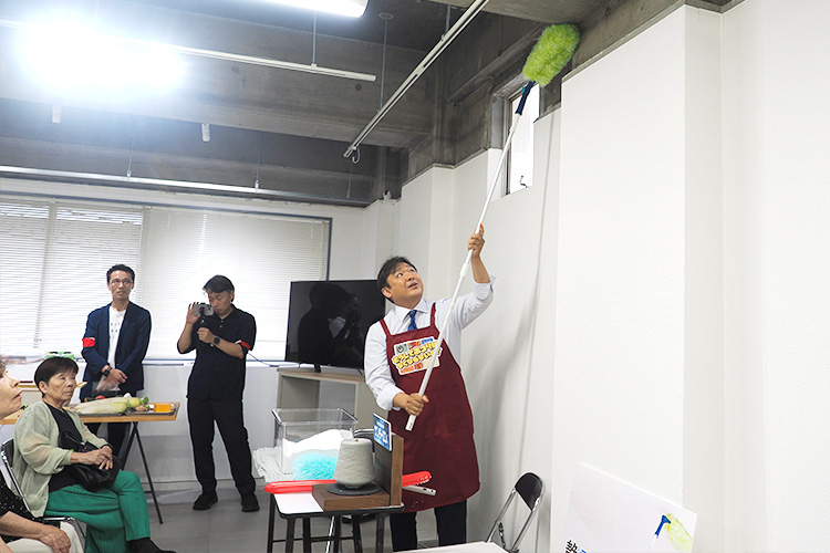 壁や天井、カーテンなどスペースを最大限活用し、使い勝手の良さを説明。動きと説明に無駄がありません。