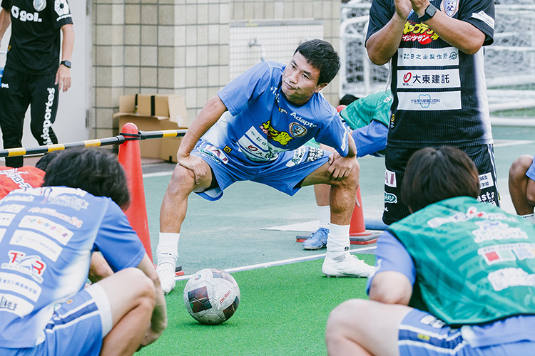 ストレッチをする今野選手。