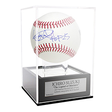 『イチロー直筆サイン入りMLB公式試合球 ディスプレイケース入り("HOF25"添書き入り)』■特製の平置きタイプのボール用ディスプレイケースが付属。円形アクリルスタンドによって浮